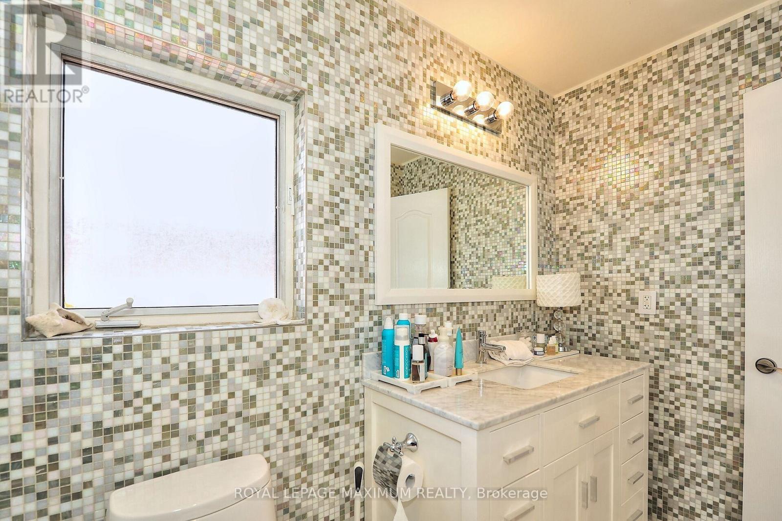 












81 THORNTON CRESCENT

,
Vaughan,




Ontario
L6A2T1


