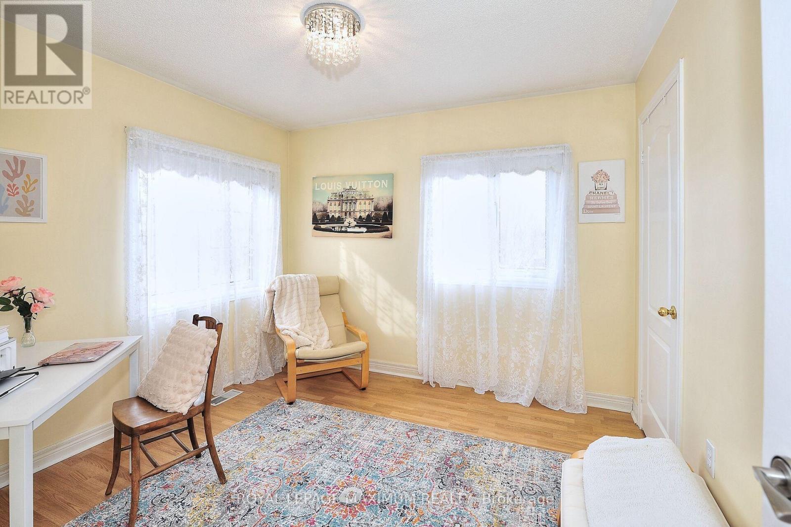 












81 THORNTON CRESCENT

,
Vaughan,




Ontario
L6A2T1

