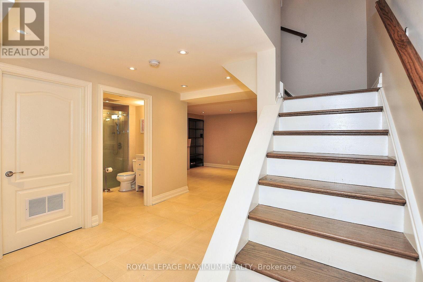












81 THORNTON CRESCENT

,
Vaughan,




Ontario
L6A2T1

