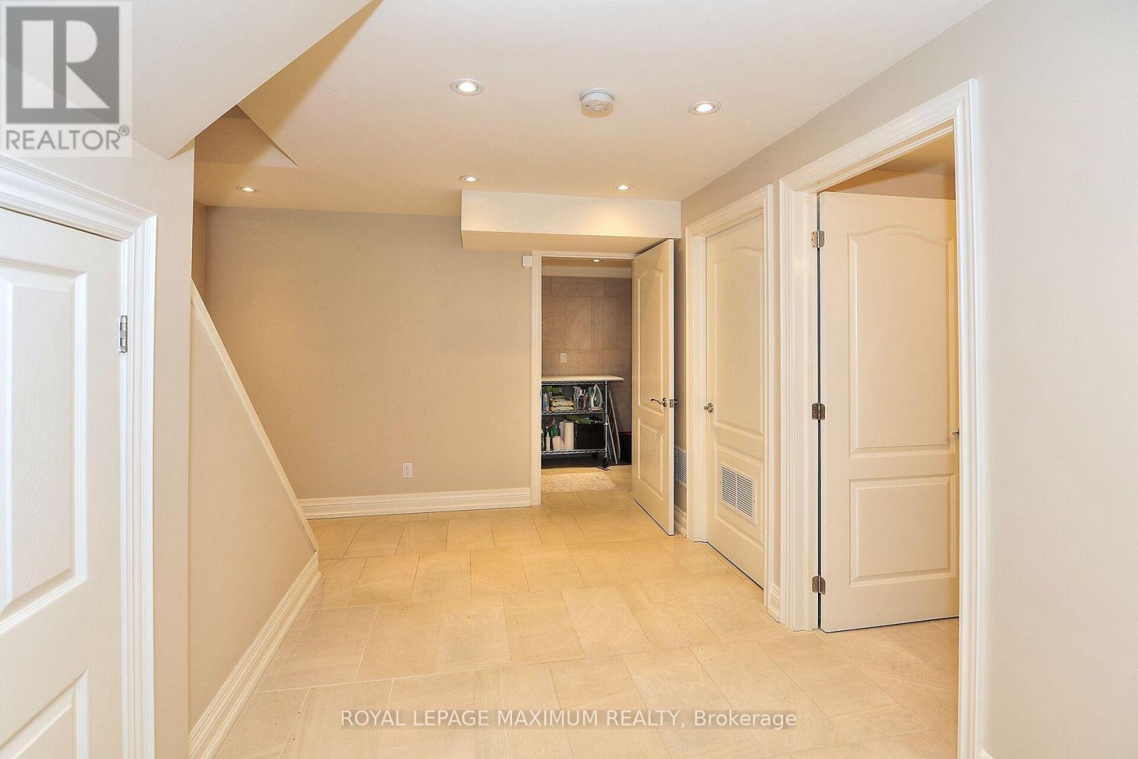 












81 THORNTON CRESCENT

,
Vaughan,




Ontario
L6A2T1

