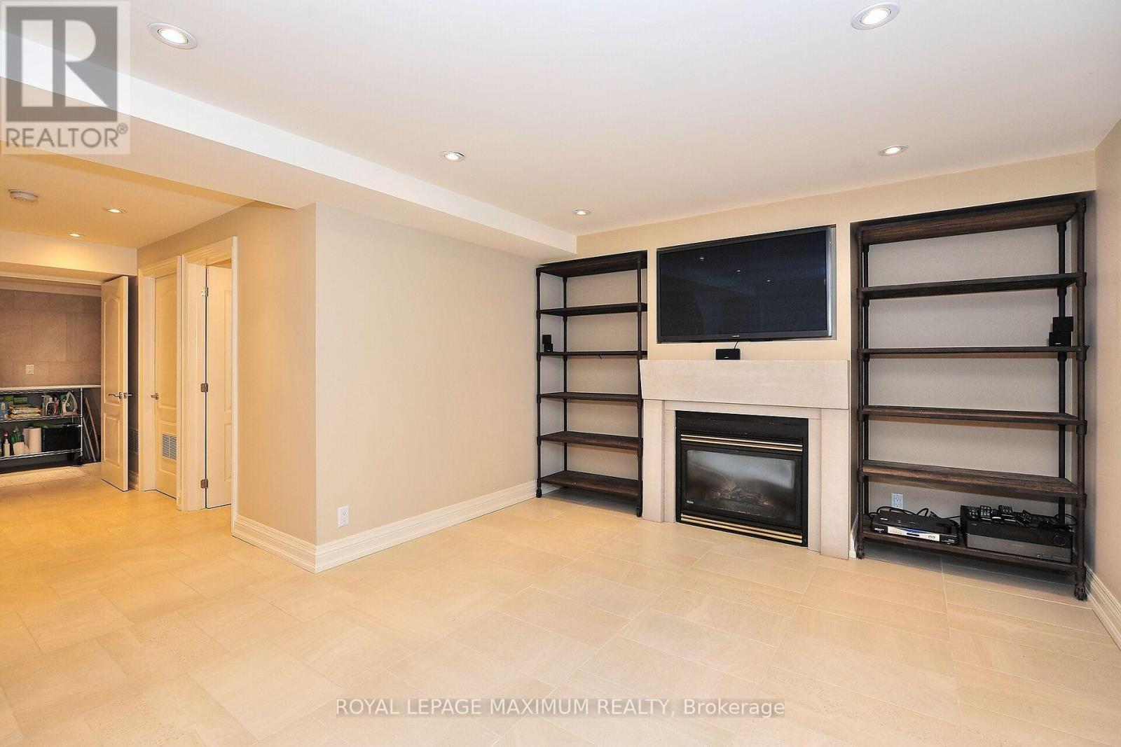 












81 THORNTON CRESCENT

,
Vaughan,




Ontario
L6A2T1

