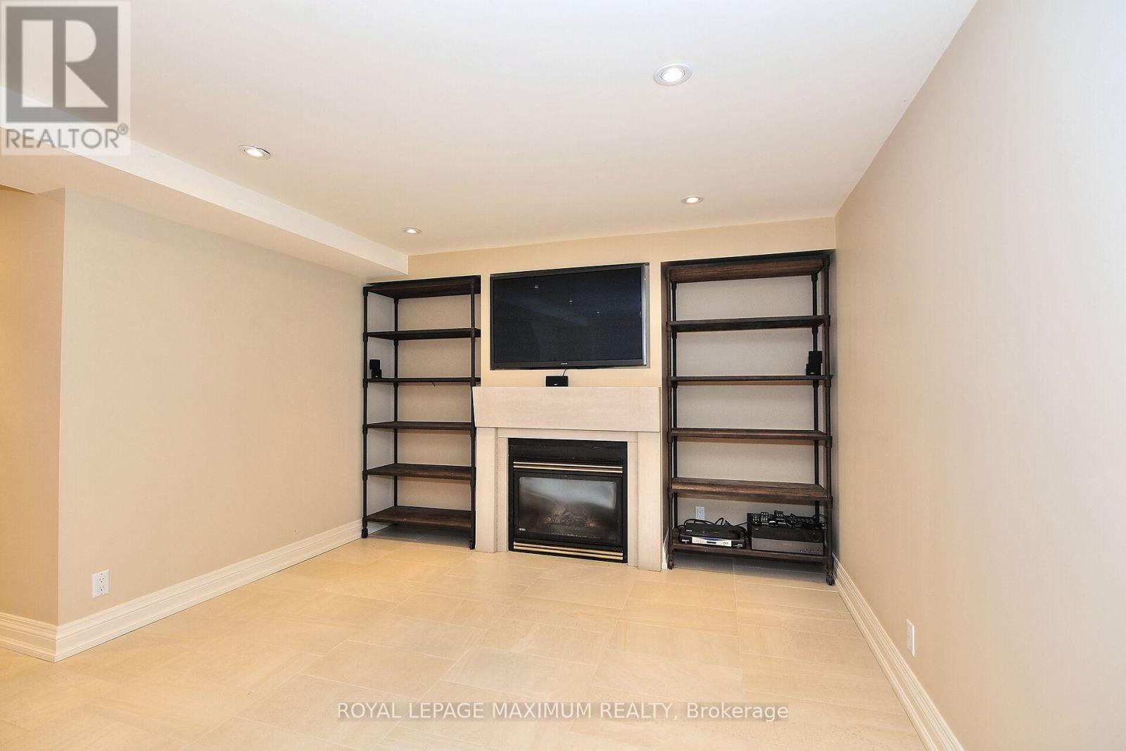 












81 THORNTON CRESCENT

,
Vaughan,




Ontario
L6A2T1

