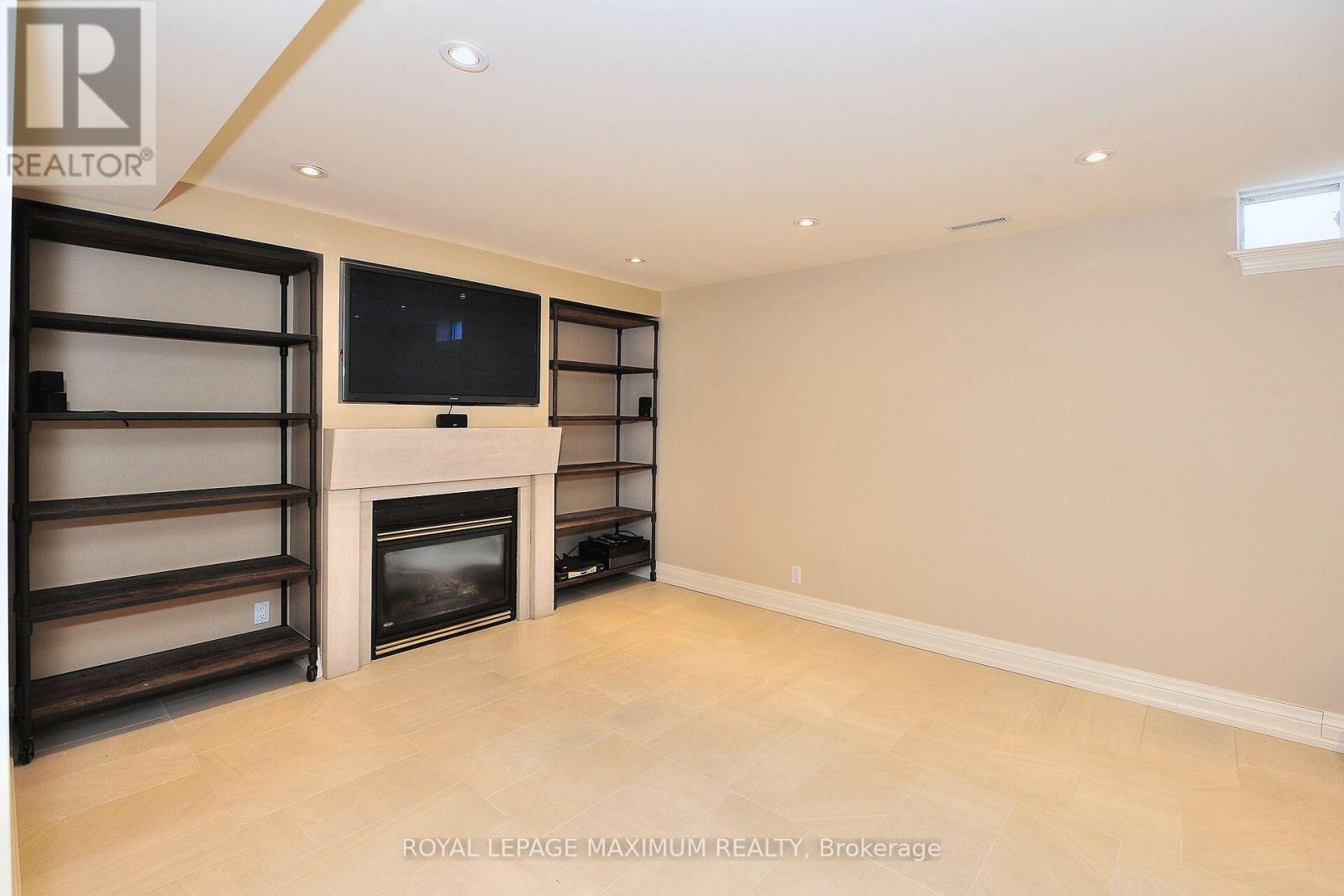 












81 THORNTON CRESCENT

,
Vaughan,




Ontario
L6A2T1

