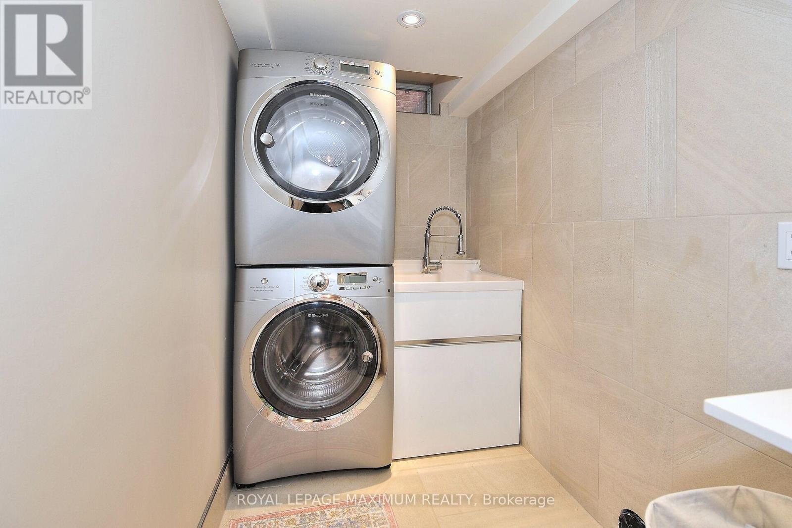 












81 THORNTON CRESCENT

,
Vaughan,




Ontario
L6A2T1

