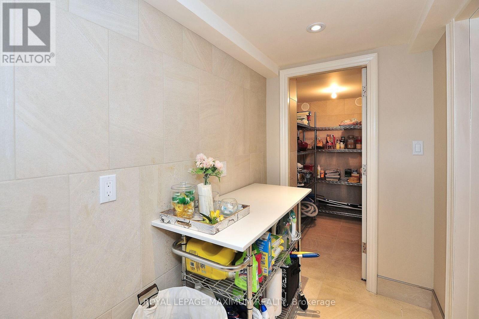 












81 THORNTON CRESCENT

,
Vaughan,




Ontario
L6A2T1

