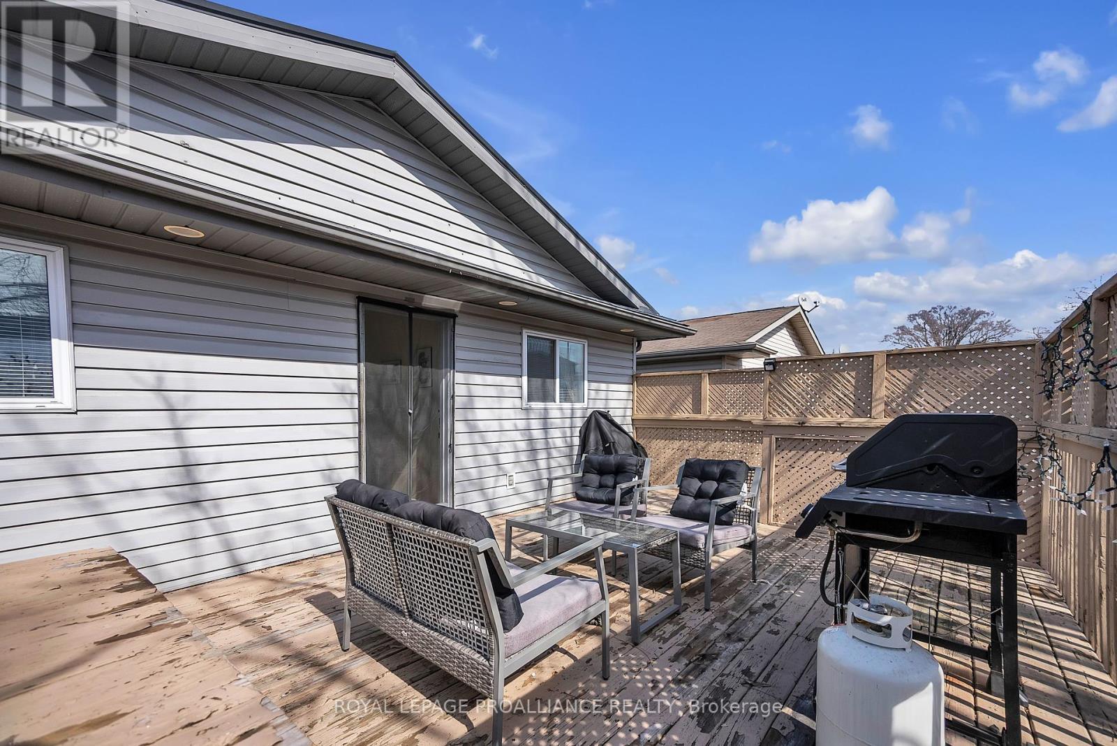 












25 EMILY STREET

,
Belleville (Belleville Ward),




Ontario
K8N2P4

