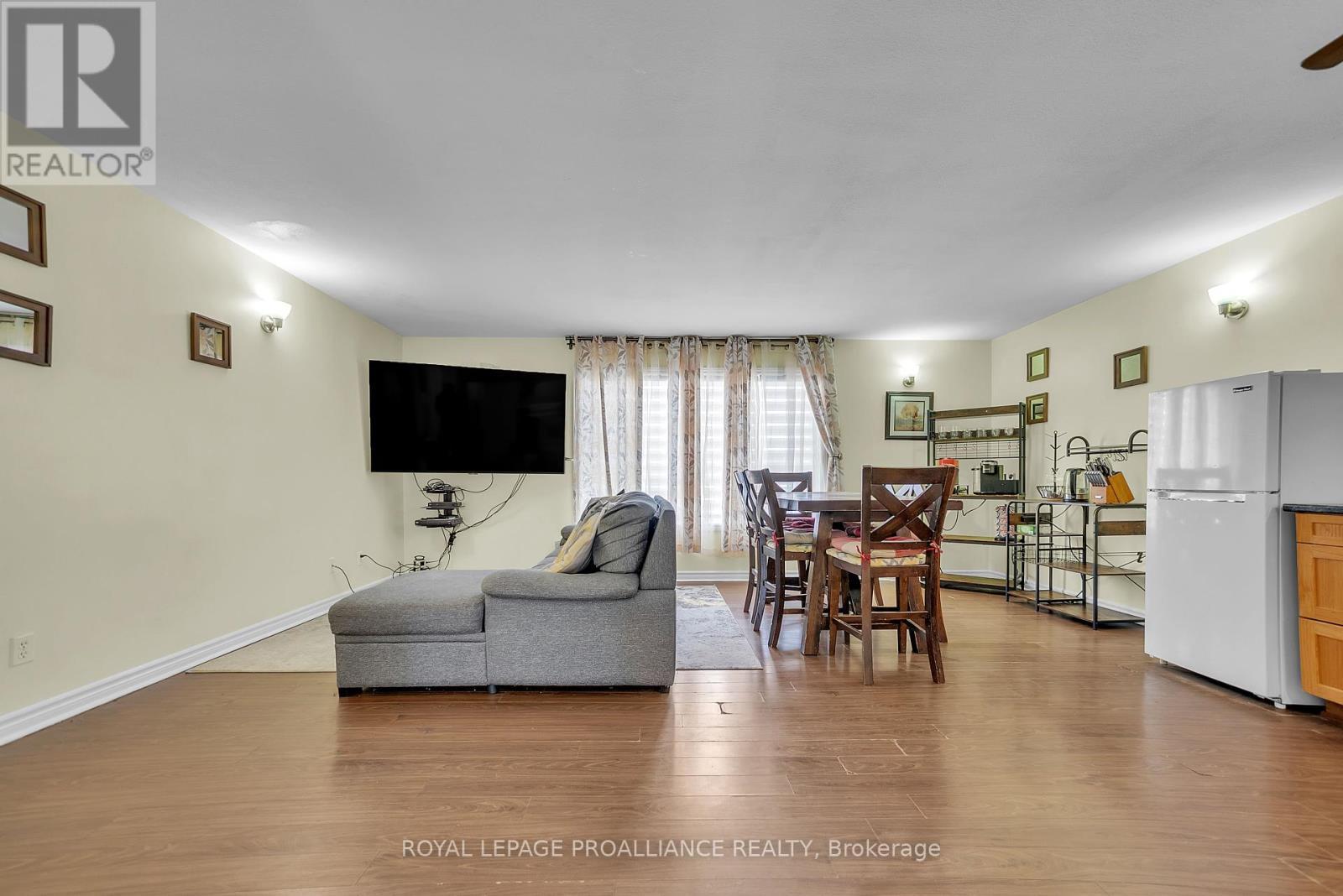 












25 EMILY STREET

,
Belleville (Belleville Ward),




Ontario
K8N2P4

