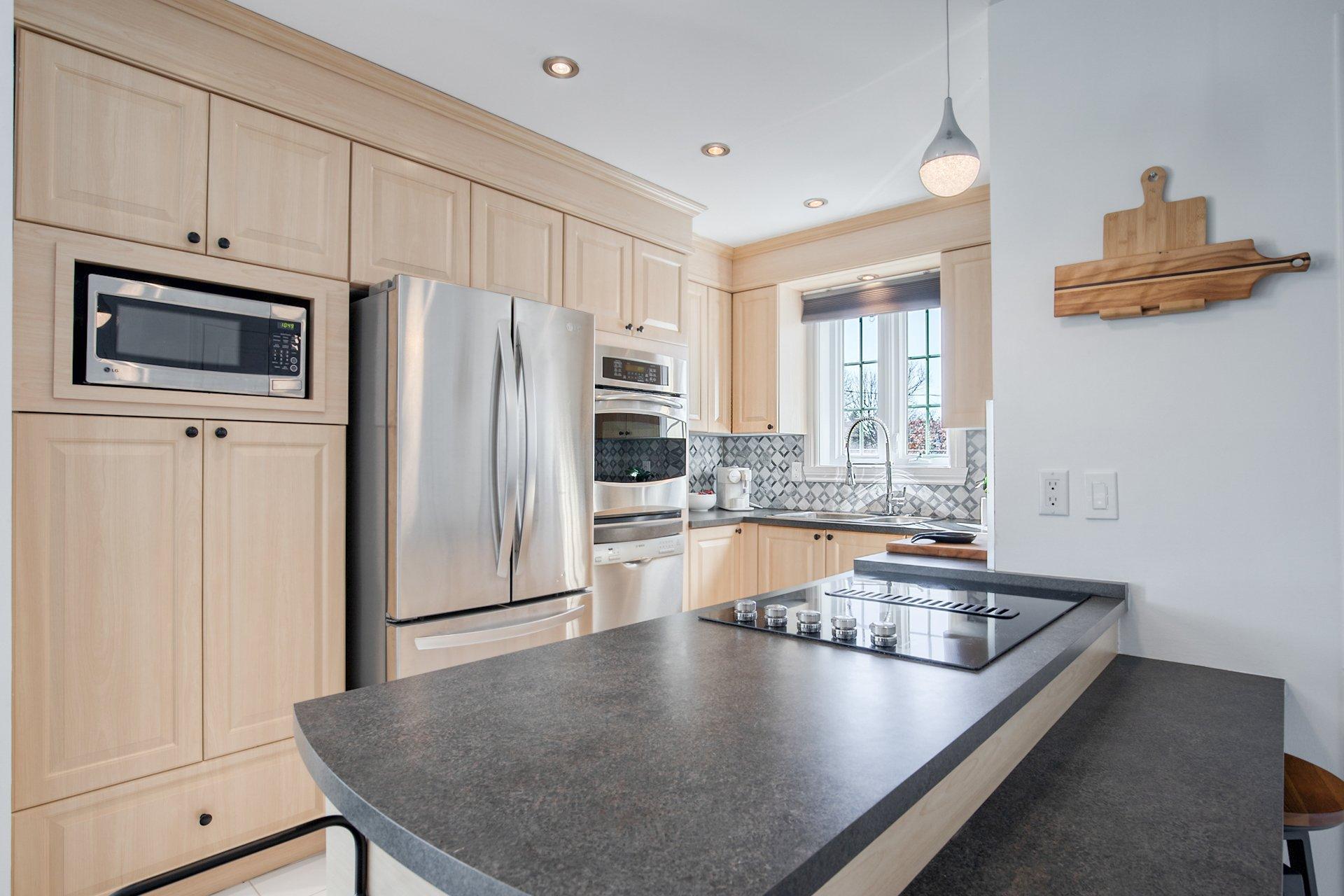 









7154


Rue Louis-Hébert

,
Longueuil (Saint-Hubert),




QC
J3Y8E9

