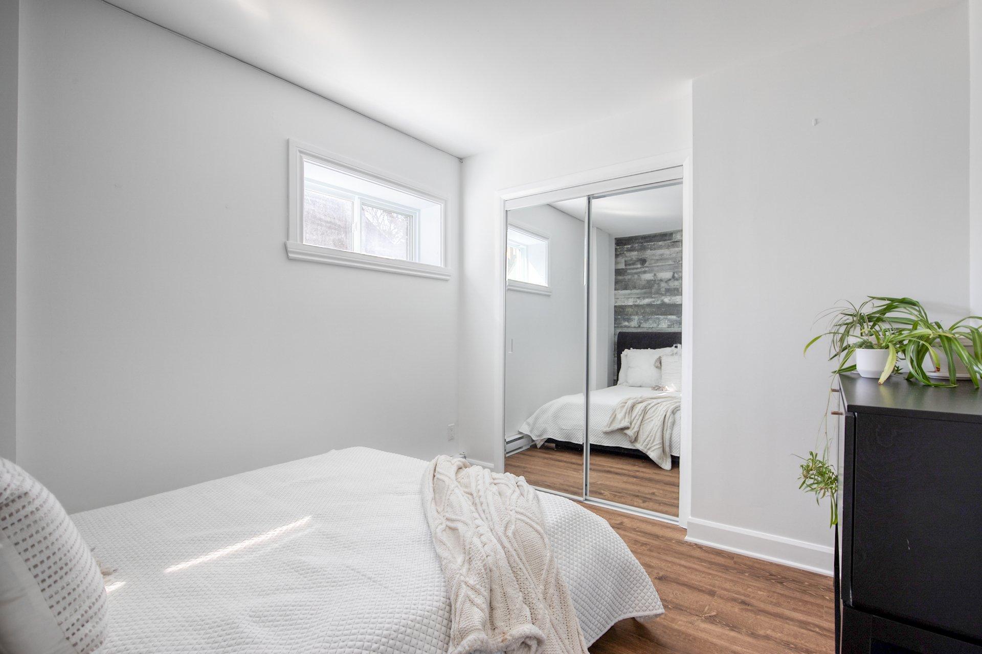









7154


Rue Louis-Hébert

,
Longueuil (Saint-Hubert),




QC
J3Y8E9

