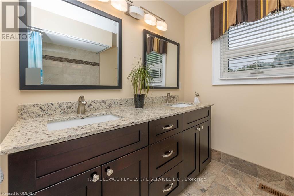 












2123 KAWARTHA CRESCENT

,
Mississauga,




Ontario
L5H3P8

