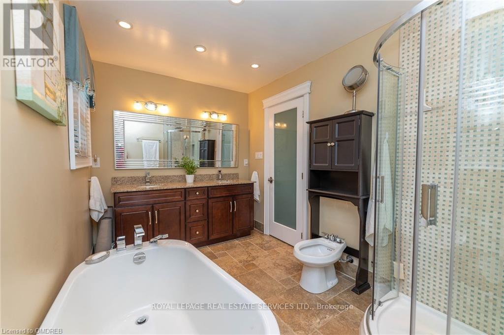 












2123 KAWARTHA CRESCENT

,
Mississauga,




Ontario
L5H3P8

