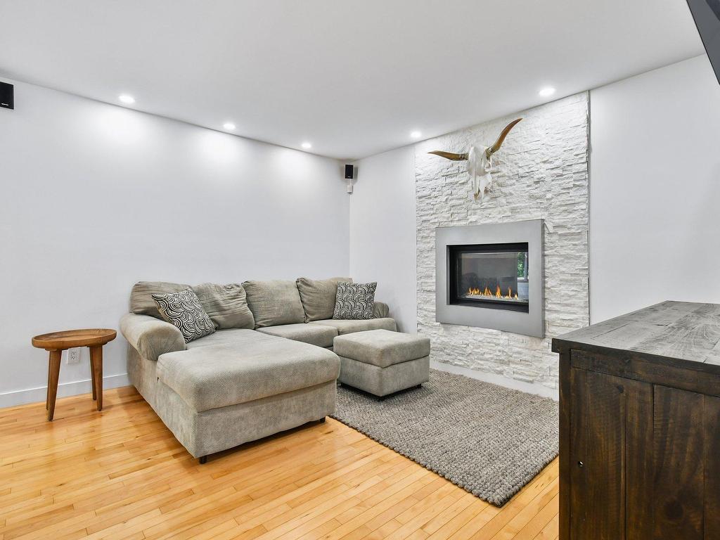 









625


Rue La Bruyère

,
Laval (Auteuil),




QC
H1H1X2

