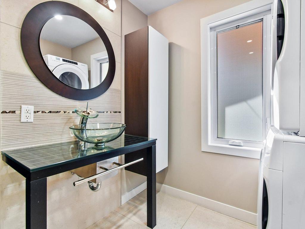 









625


Rue La Bruyère

,
Laval (Auteuil),




QC
H1H1X2

