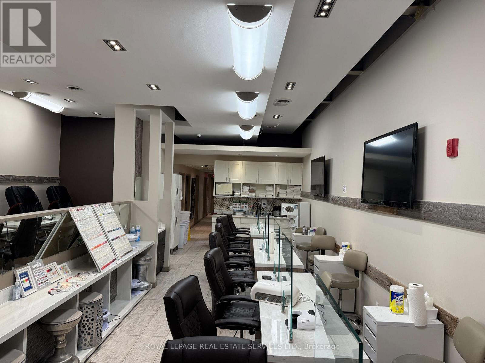 












A01009A - 146 LAKESHORE ROAD W

,
Oakville,




Ontario
L6K1E4

