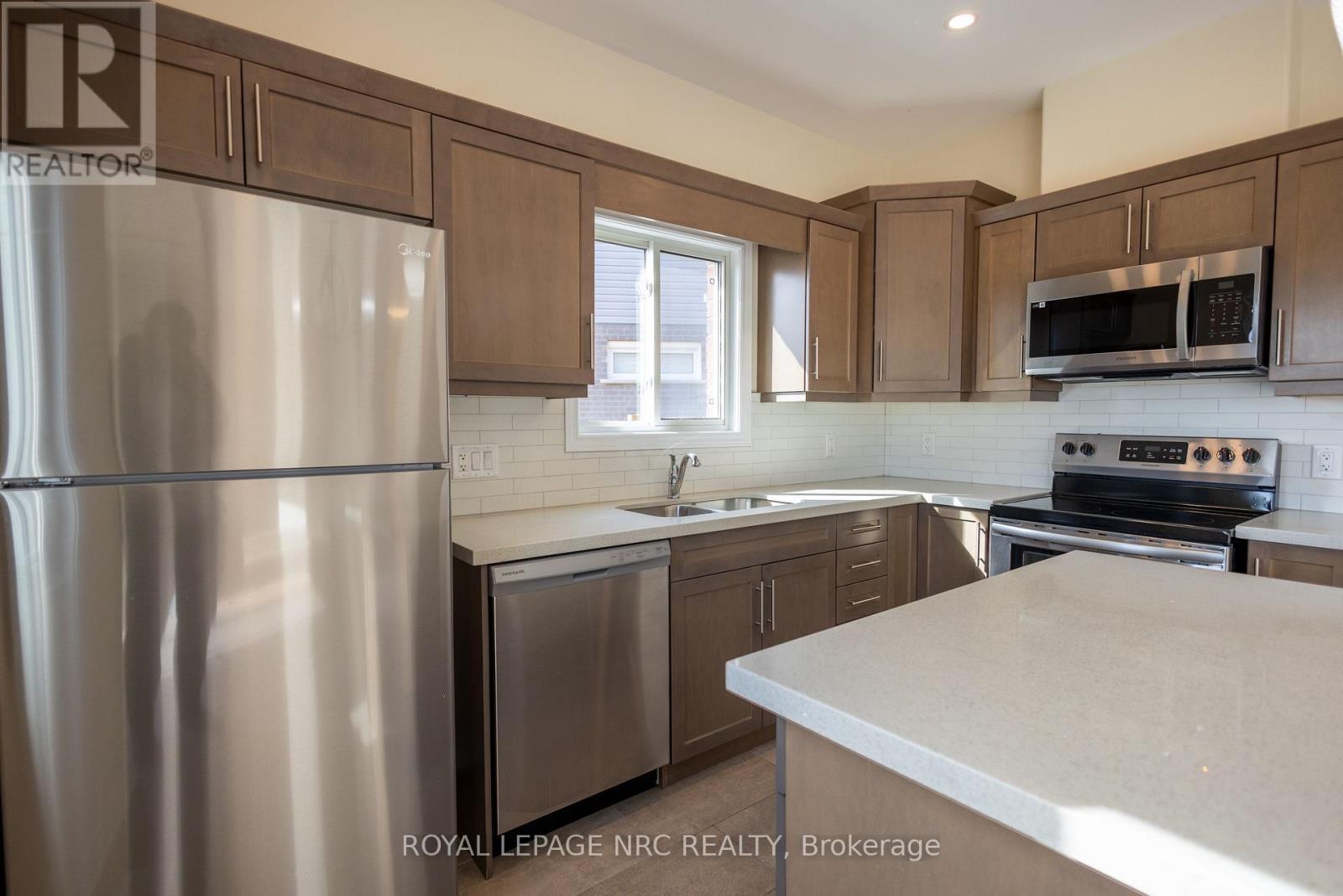 












33 CINNAMON STREET

,
Thorold (Rolling Meadows),




Ontario
L2V0H6


