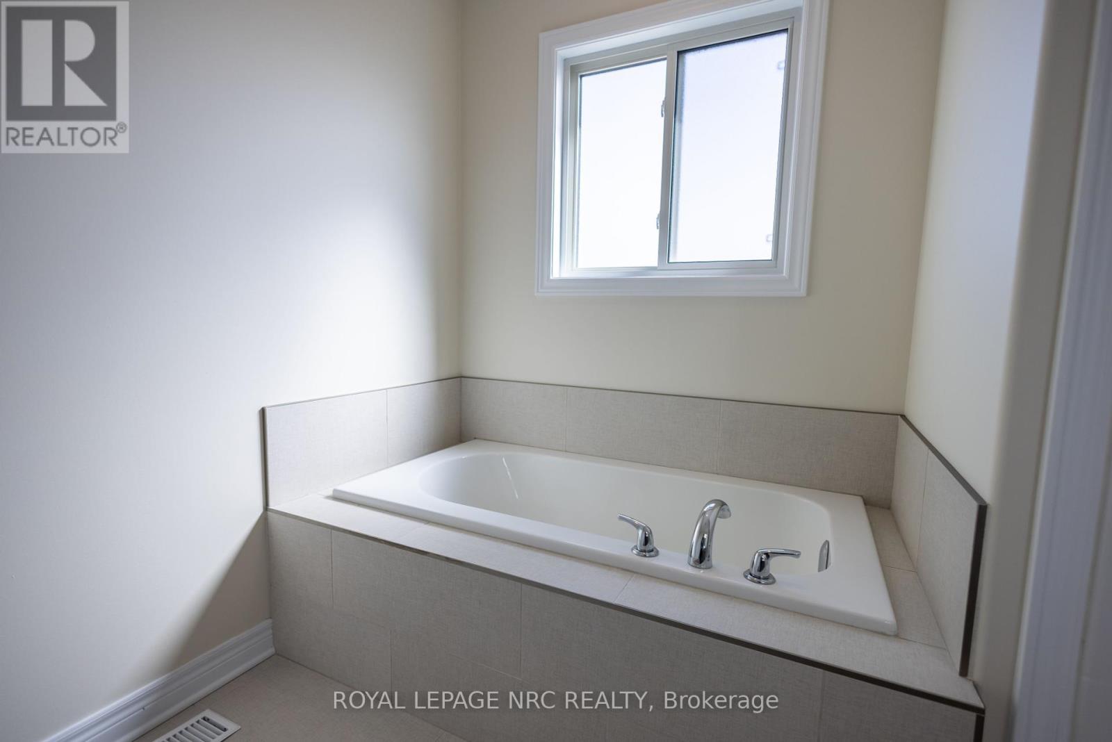 












33 CINNAMON STREET

,
Thorold (Rolling Meadows),




Ontario
L2V0H6

