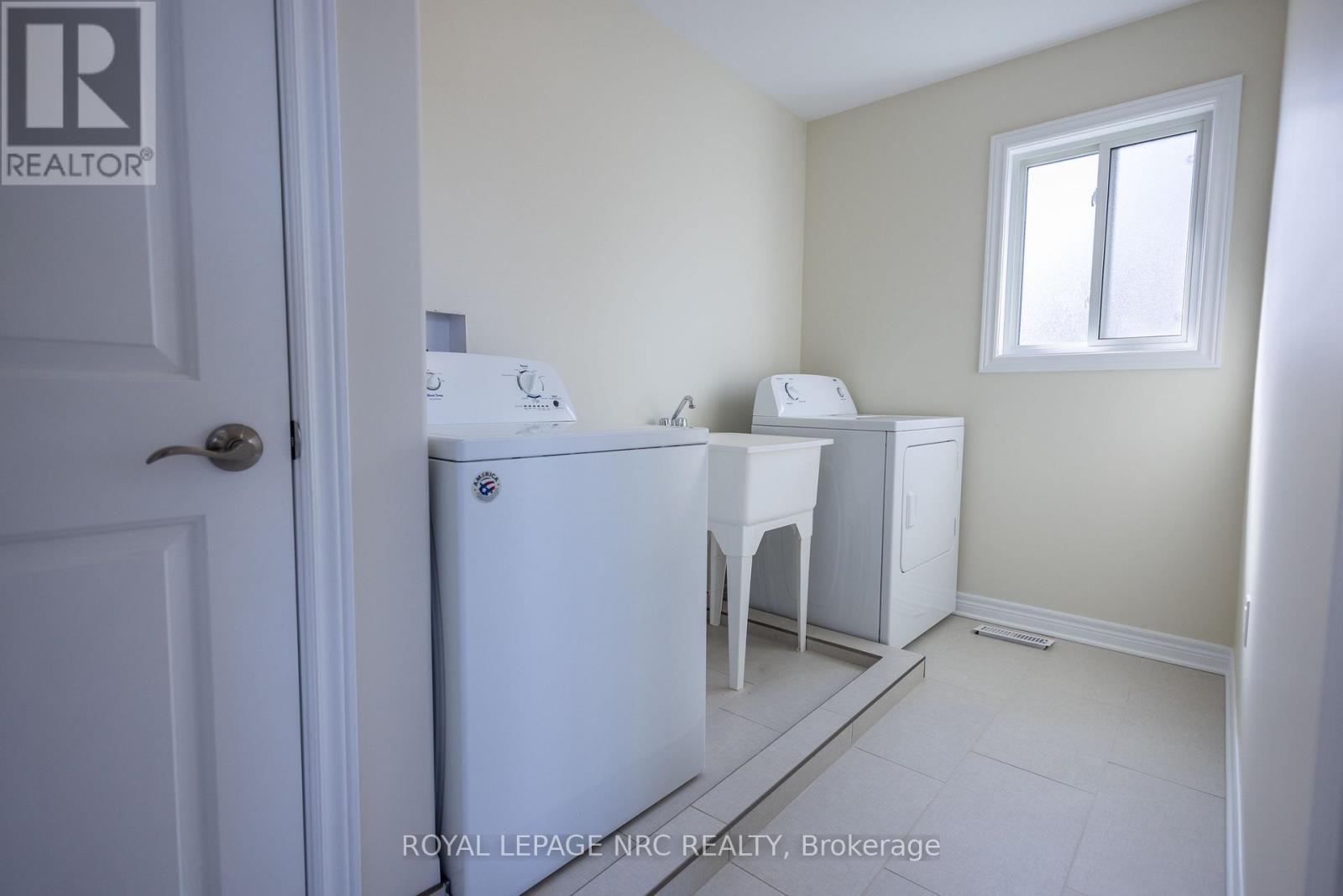 












33 CINNAMON STREET

,
Thorold (Rolling Meadows),




Ontario
L2V0H6

