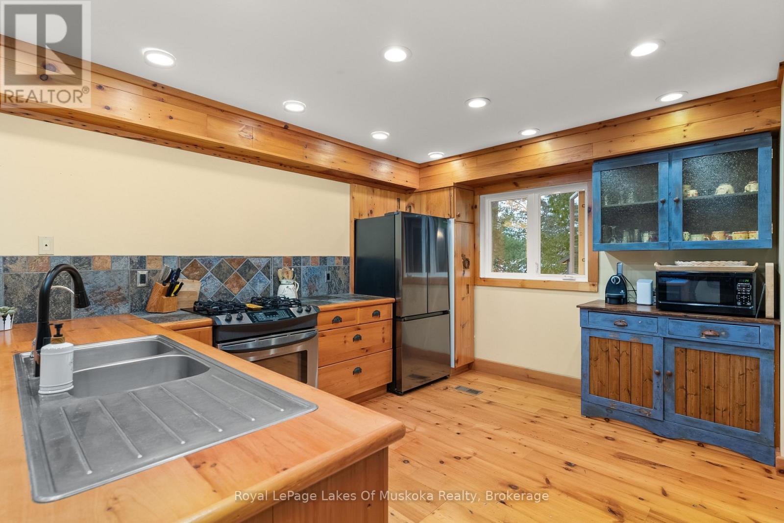












928 JONES LANE

,
Huntsville (Chaffey),




Ontario
P1H1B2

