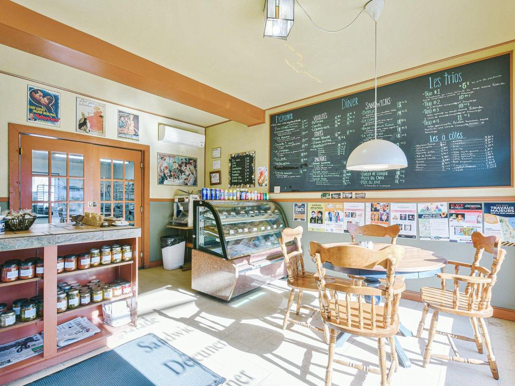 









1395

 - 1405


Rue St-Joseph

,
Sainte-Adèle,




QC
J8B1G5

