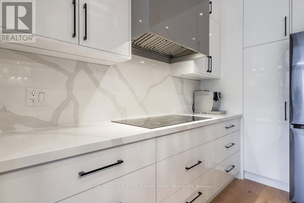 












105 TENTH STREET

,
Toronto,




Ontario
M8V3E9

