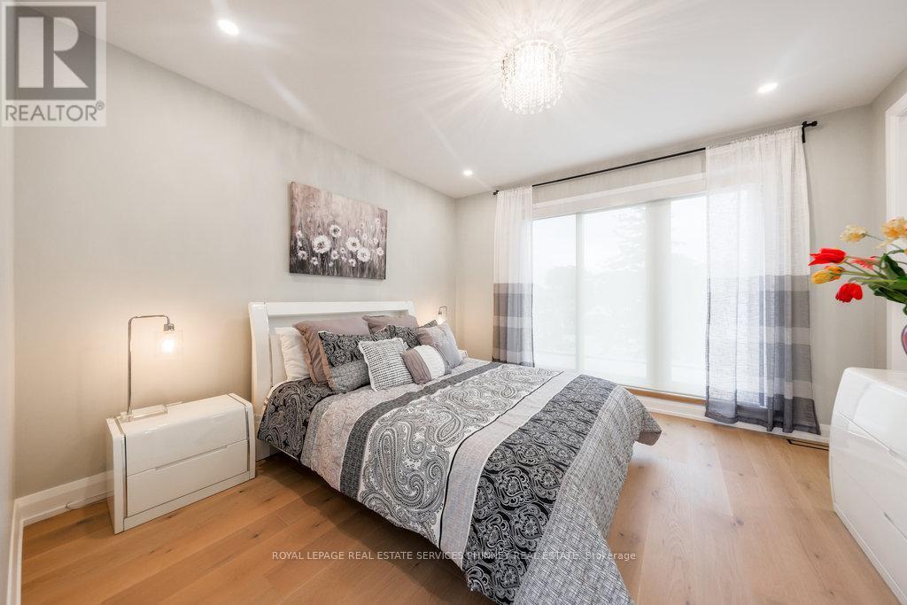 












105 TENTH STREET

,
Toronto,




Ontario
M8V3E9

