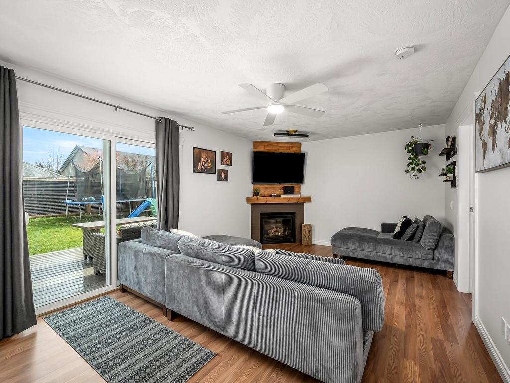 









836


Tracker

Pl,
Comox,




BC
V9M 4E8


