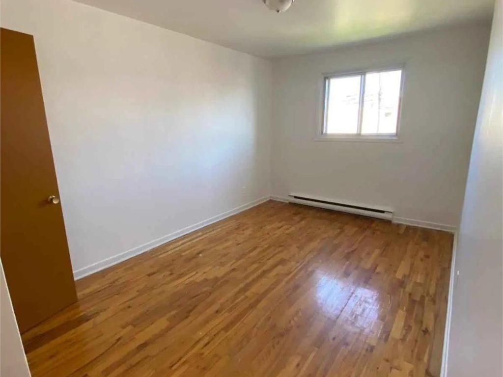 









8756


Rue de Saguenay

,
Montréal (LaSalle),




QC
H8R2R2

