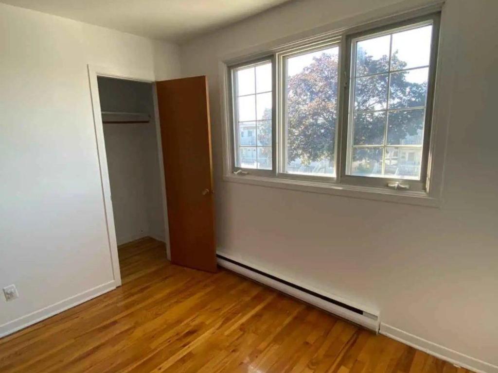 









8756


Rue de Saguenay

,
Montréal (LaSalle),




QC
H8R2R2


