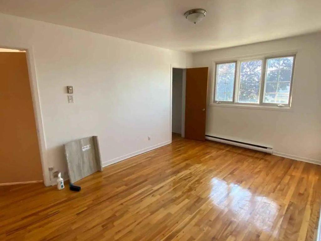 









8756


Rue de Saguenay

,
Montréal (LaSalle),




QC
H8R2R2


