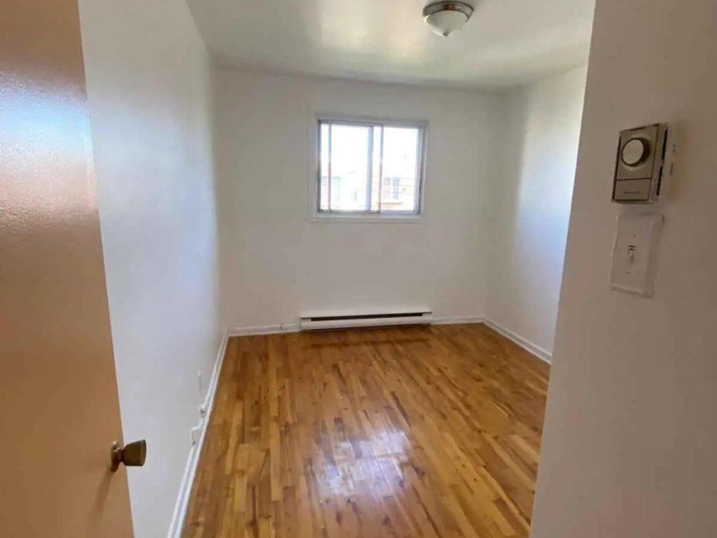 









8756


Rue de Saguenay

,
Montréal (LaSalle),




QC
H8R2R2

