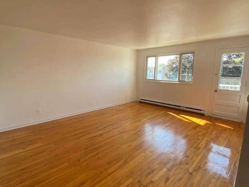 









8756


Rue de Saguenay

,
Montréal (LaSalle),




QC
H8R2R2


