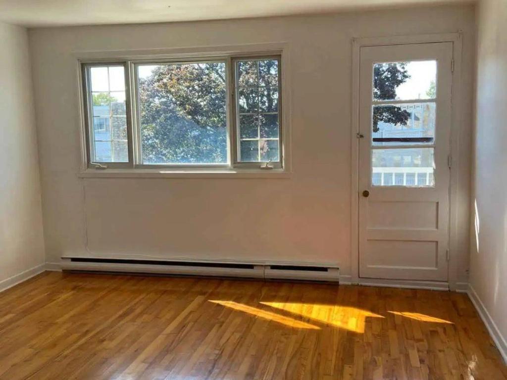 









8756


Rue de Saguenay

,
Montréal (LaSalle),




QC
H8R2R2

