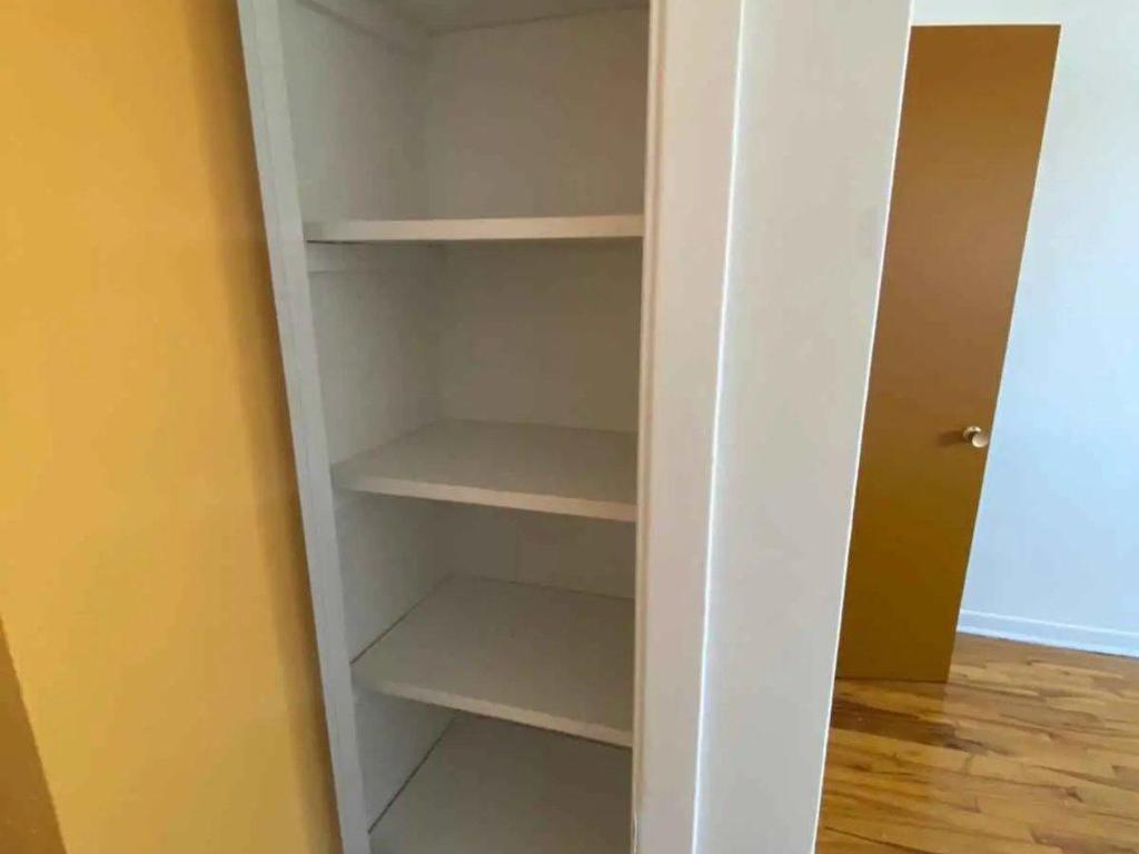 









8756


Rue de Saguenay

,
Montréal (LaSalle),




QC
H8R2R2

