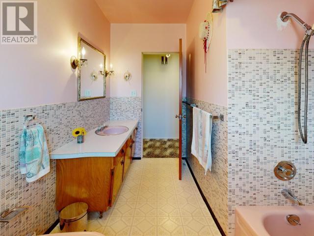 












6015 LOIS STREET

,
Powell River,




British Columbia
