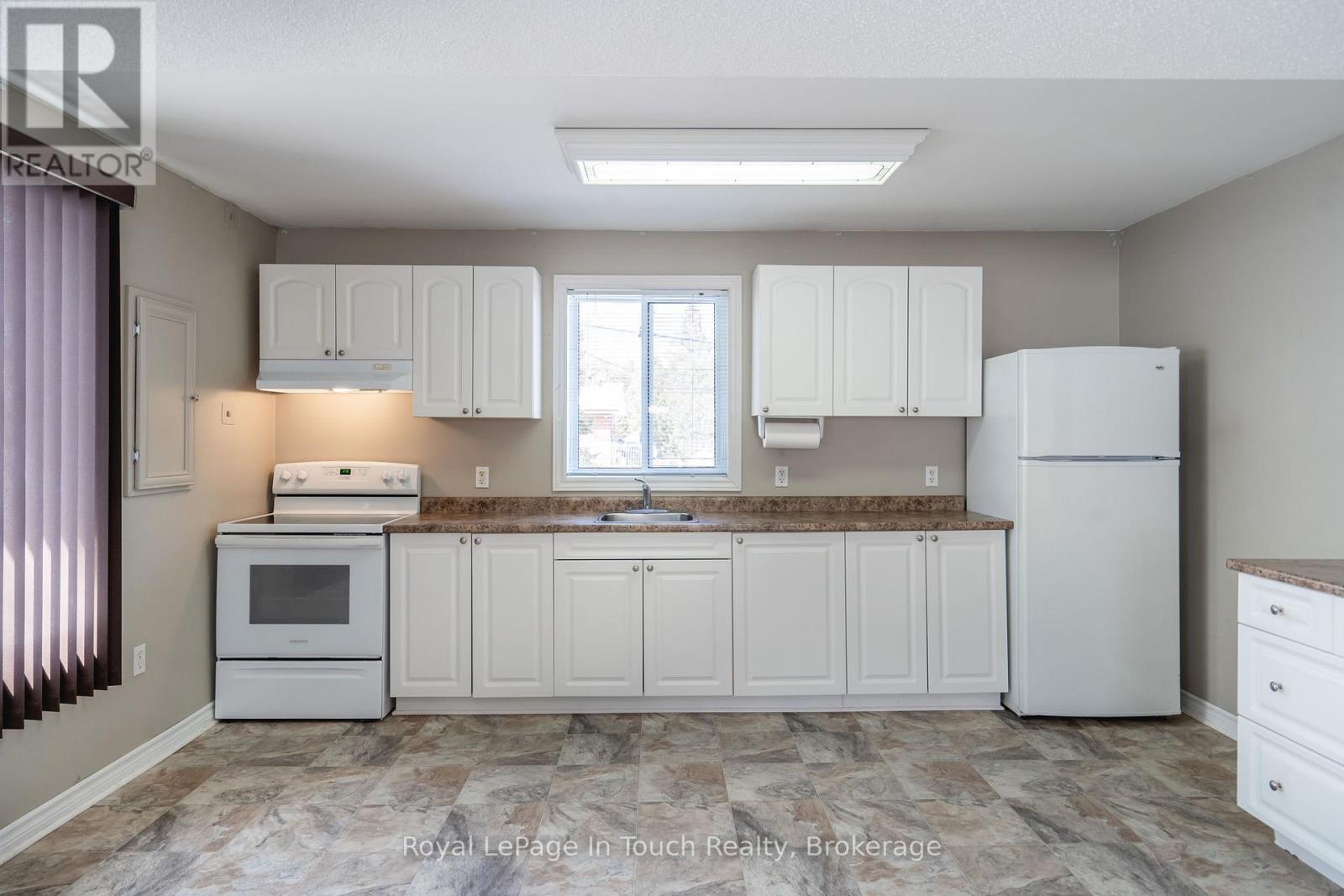 












679 MONTREAL STREET

,
Midland,




Ontario
L4R1G5

