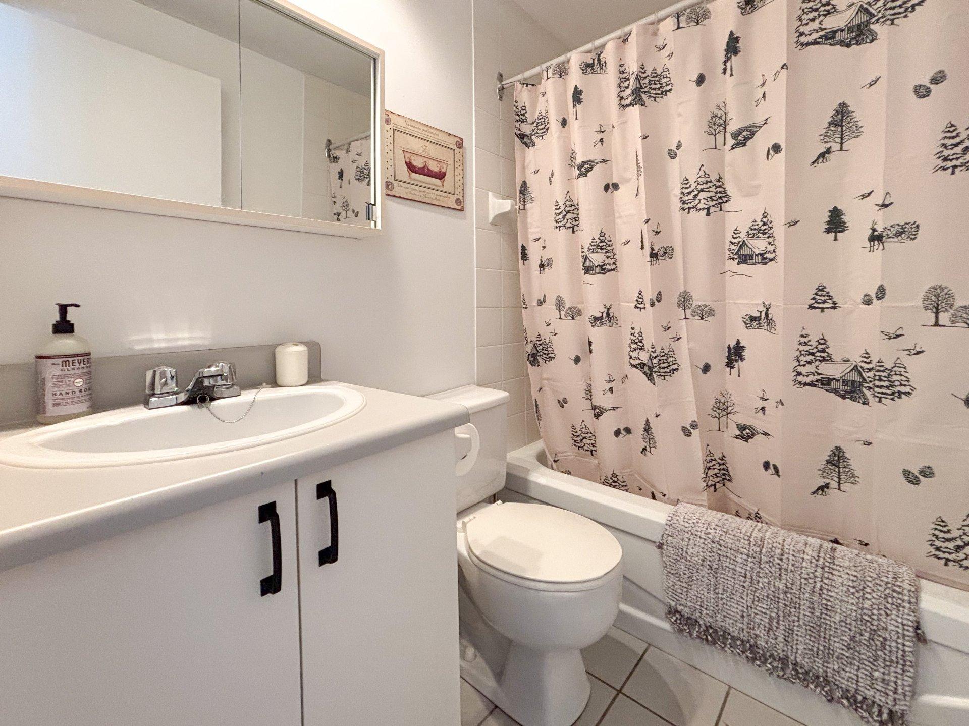 









144

 - 146


Place de l'Edelweiss

,
Sutton,




QC
J0E2K0

