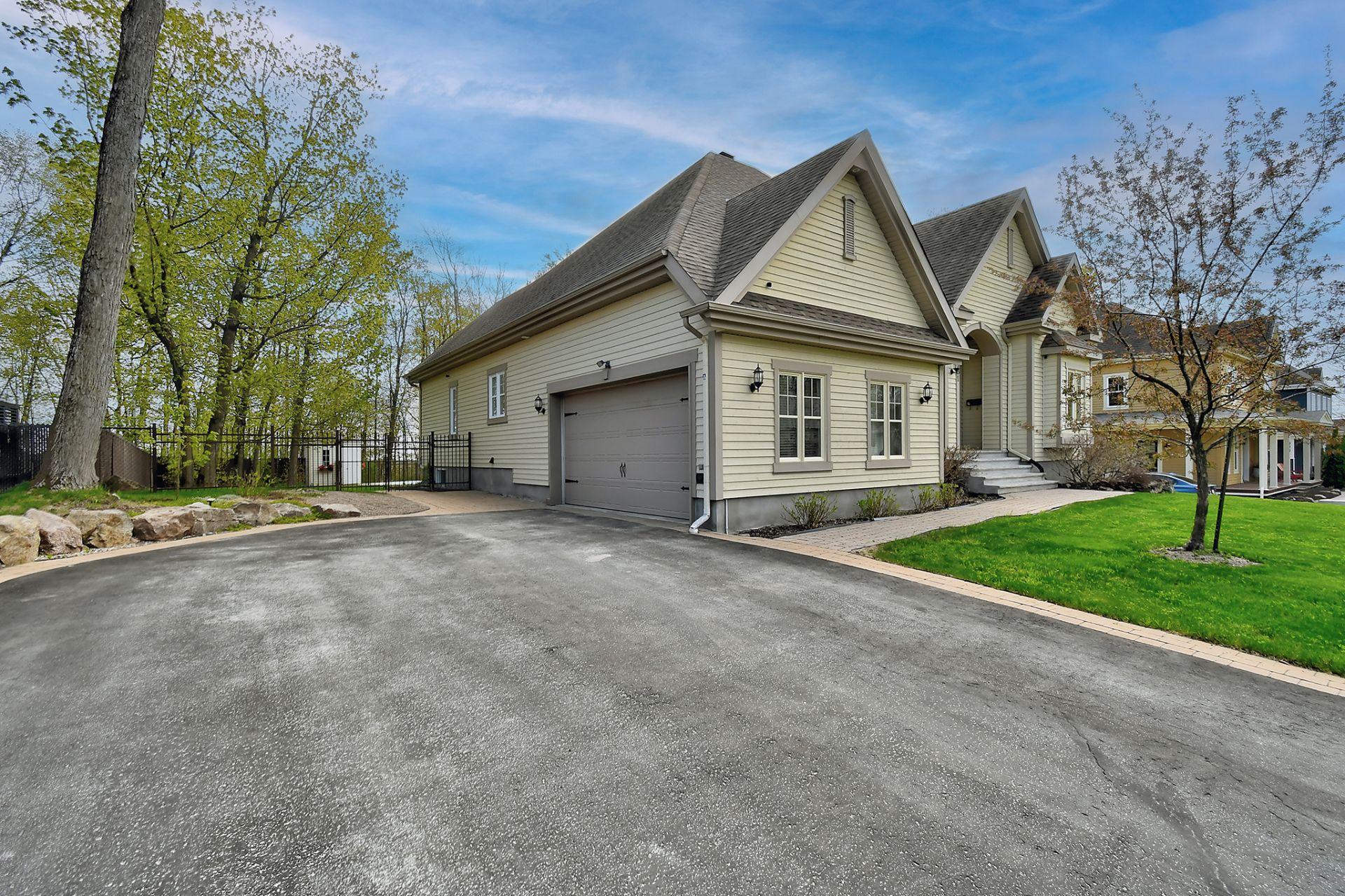 









381


Rue des Eaux-Vives

,
Saint-Jérôme,




QC
J7Y4N6

