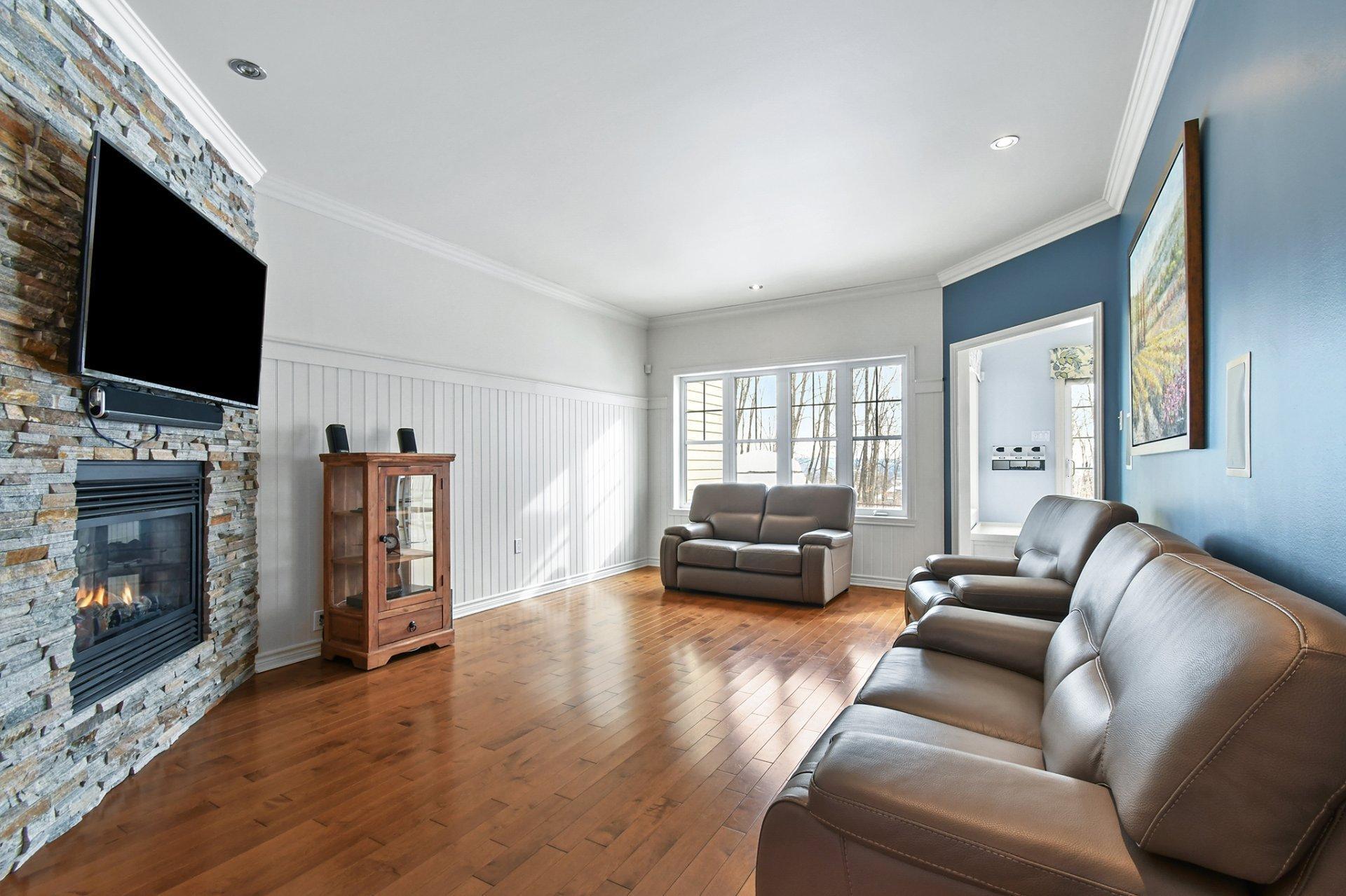 









381


Rue des Eaux-Vives

,
Saint-Jérôme,




QC
J7Y4N6

