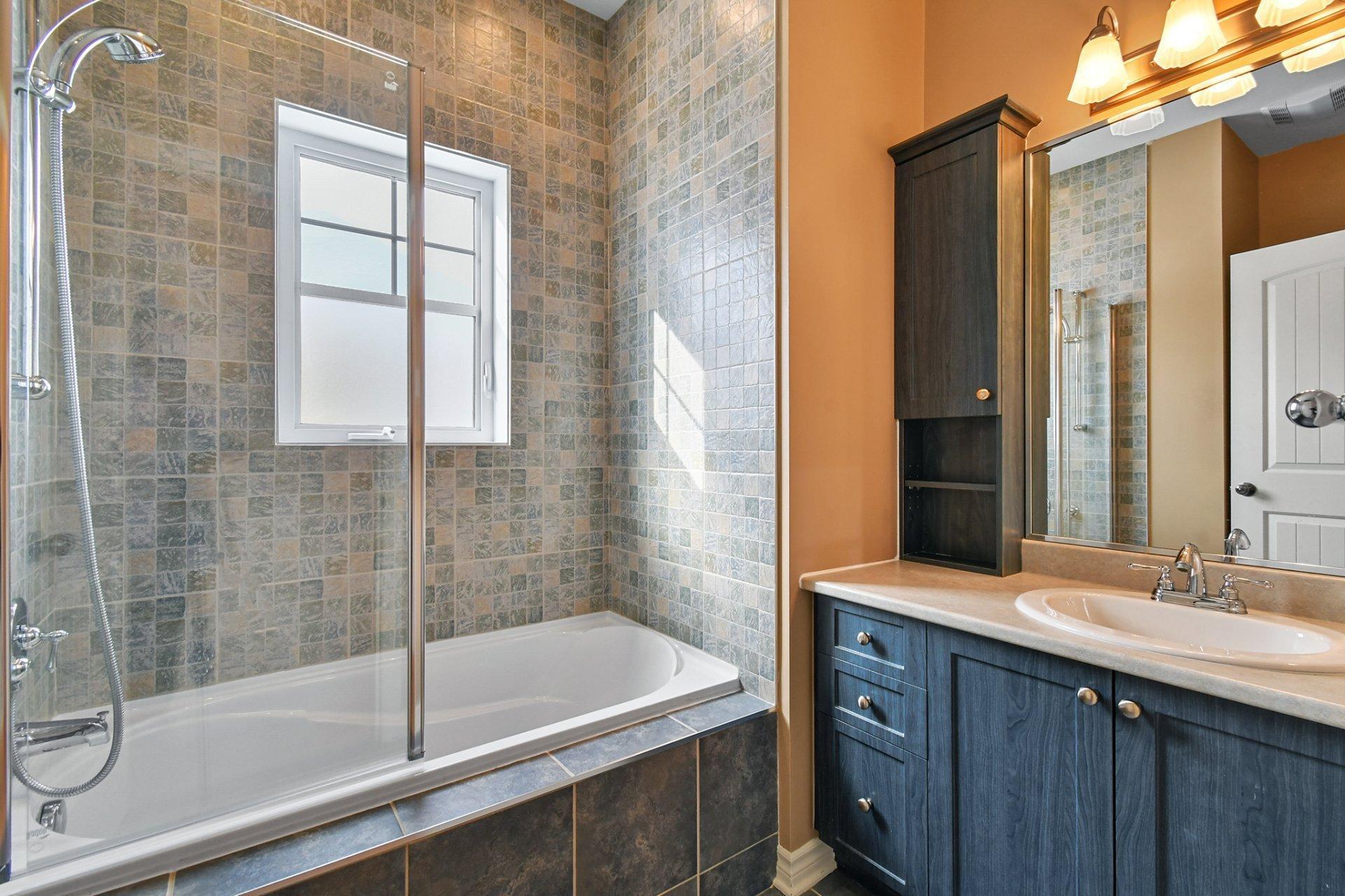 









381


Rue des Eaux-Vives

,
Saint-Jérôme,




QC
J7Y4N6

