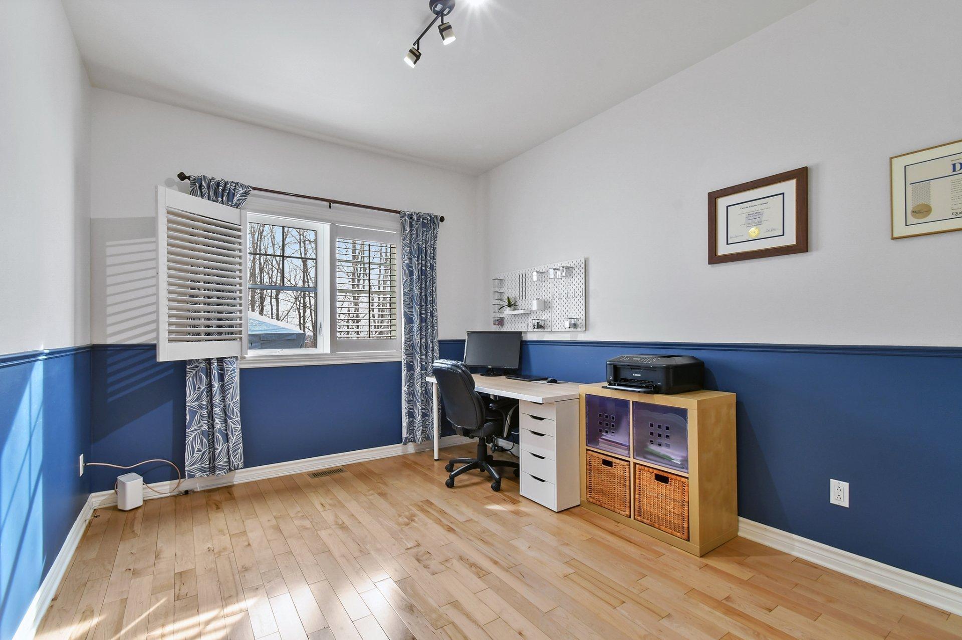 









381


Rue des Eaux-Vives

,
Saint-Jérôme,




QC
J7Y4N6

