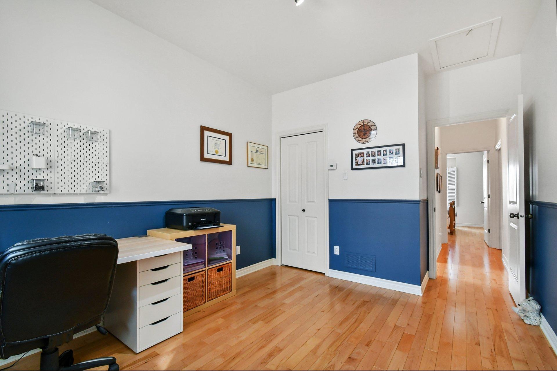 









381


Rue des Eaux-Vives

,
Saint-Jérôme,




QC
J7Y4N6

