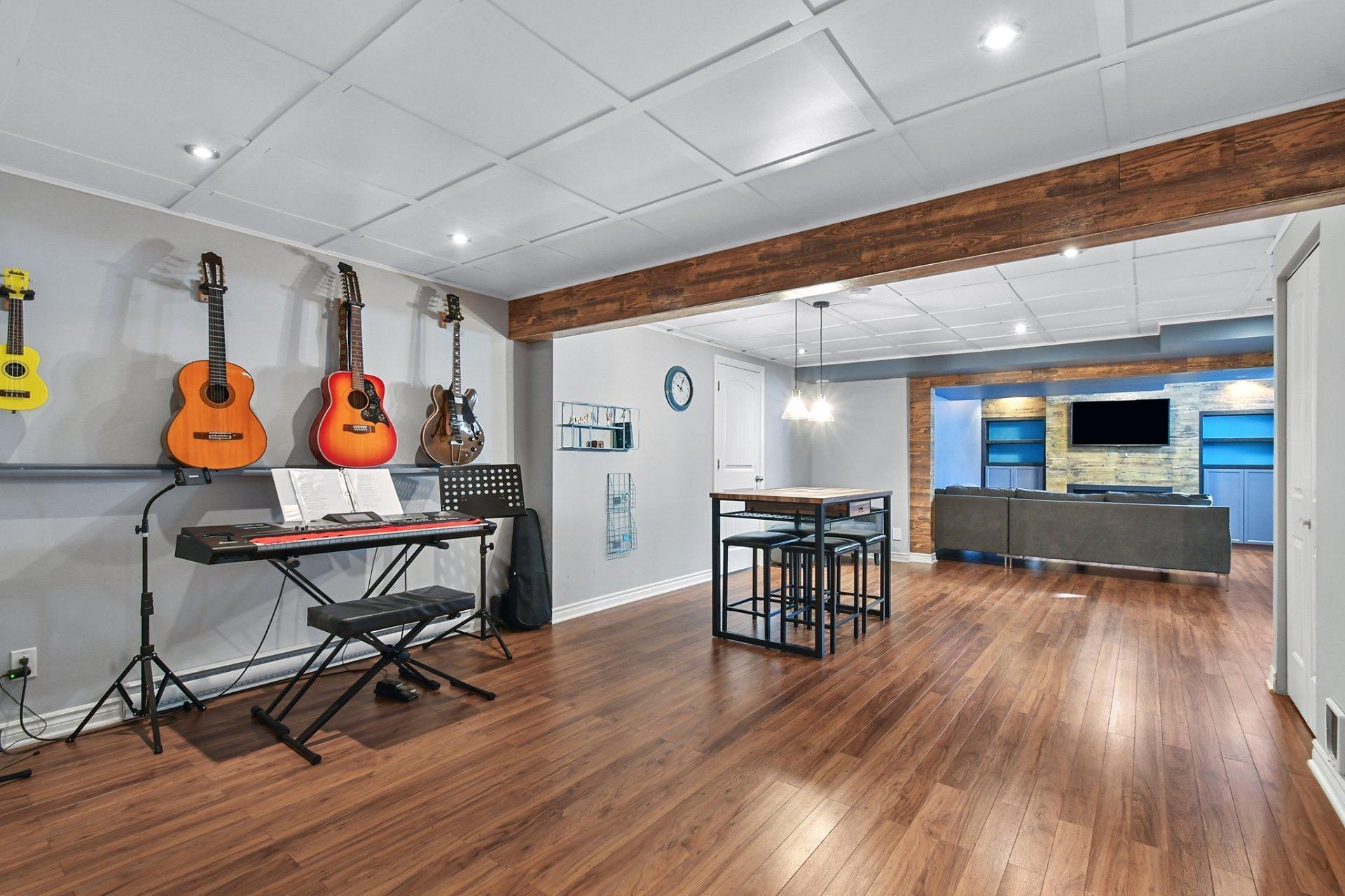 









381


Rue des Eaux-Vives

,
Saint-Jérôme,




QC
J7Y4N6

