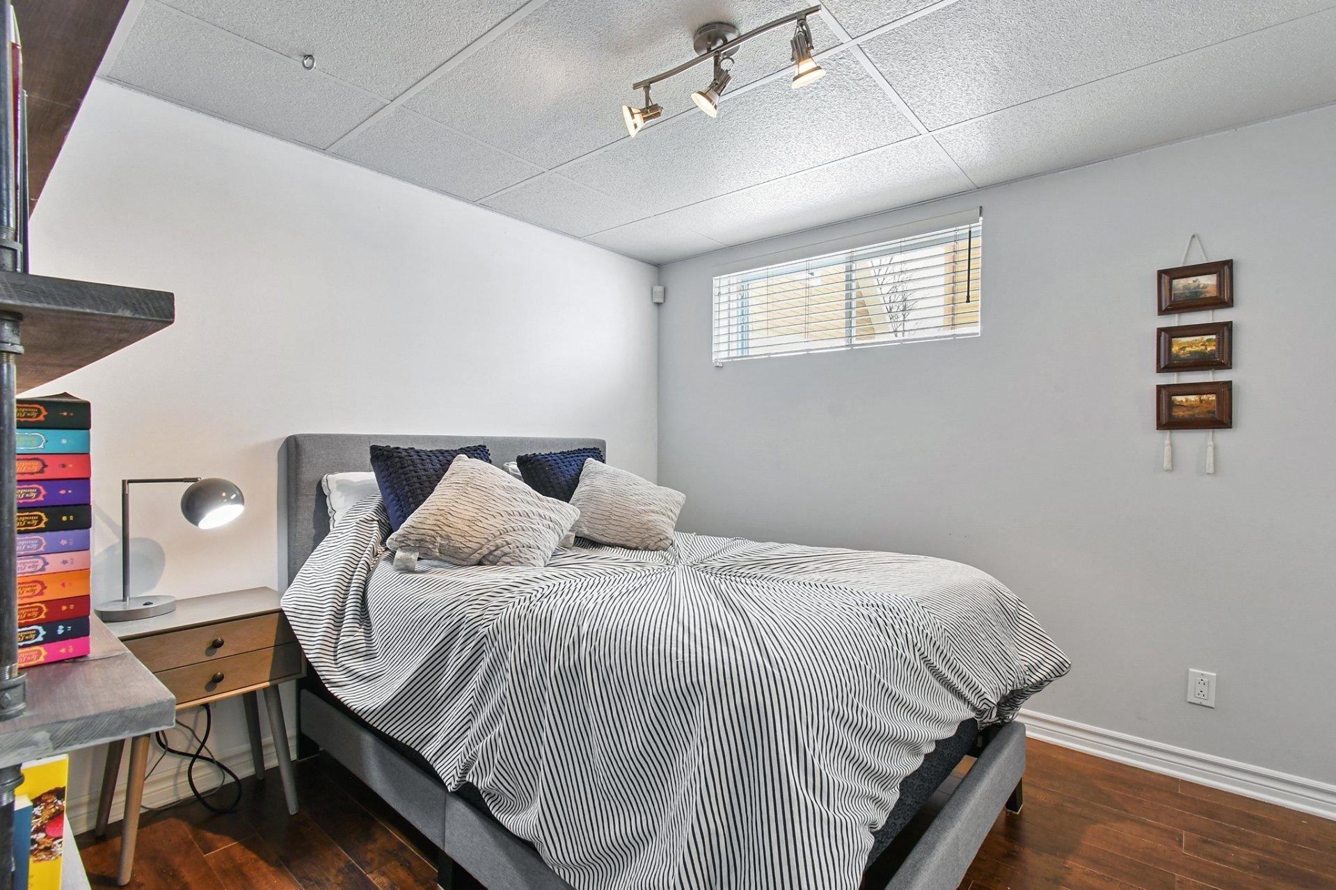 









381


Rue des Eaux-Vives

,
Saint-Jérôme,




QC
J7Y4N6

