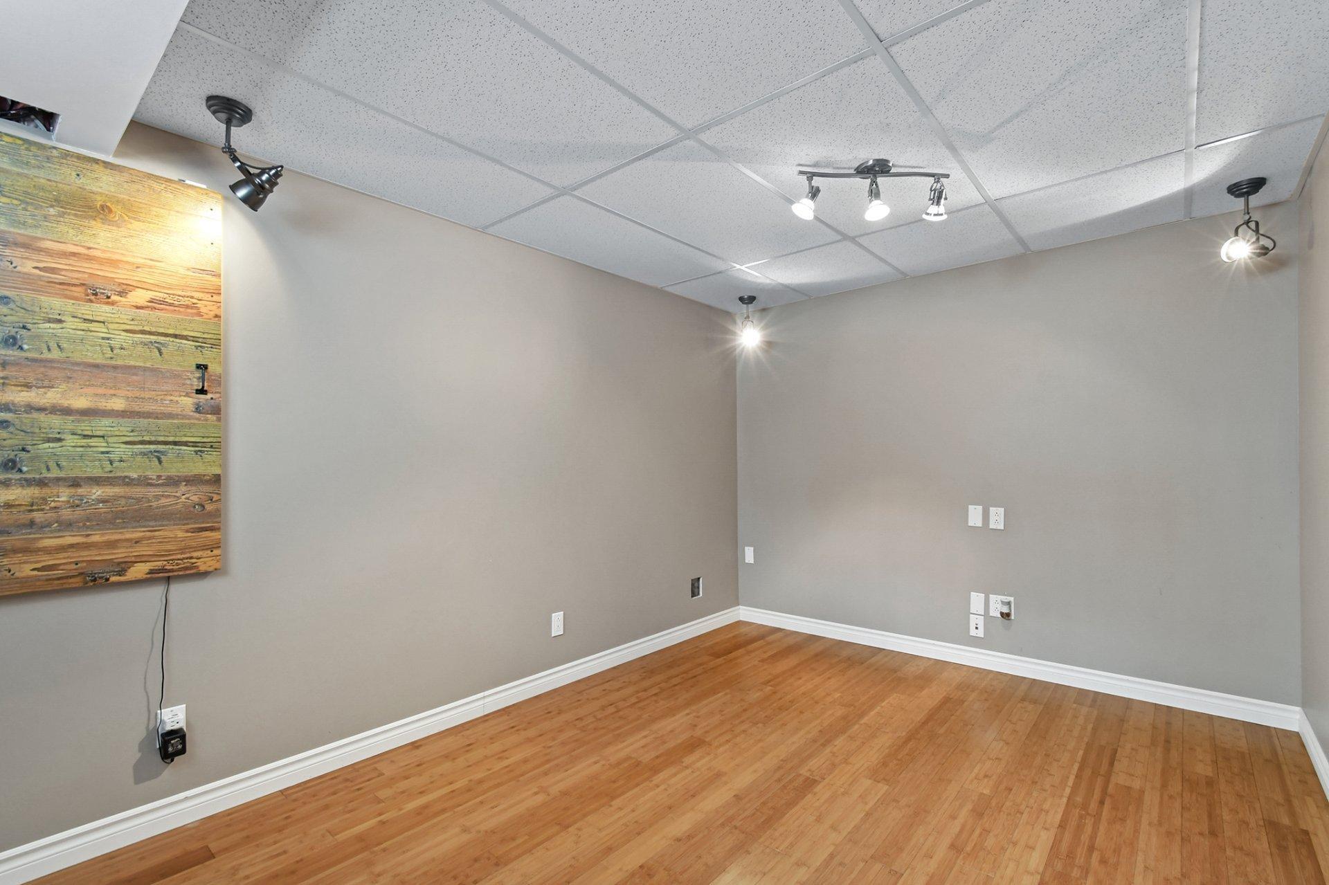 









381


Rue des Eaux-Vives

,
Saint-Jérôme,




QC
J7Y4N6

