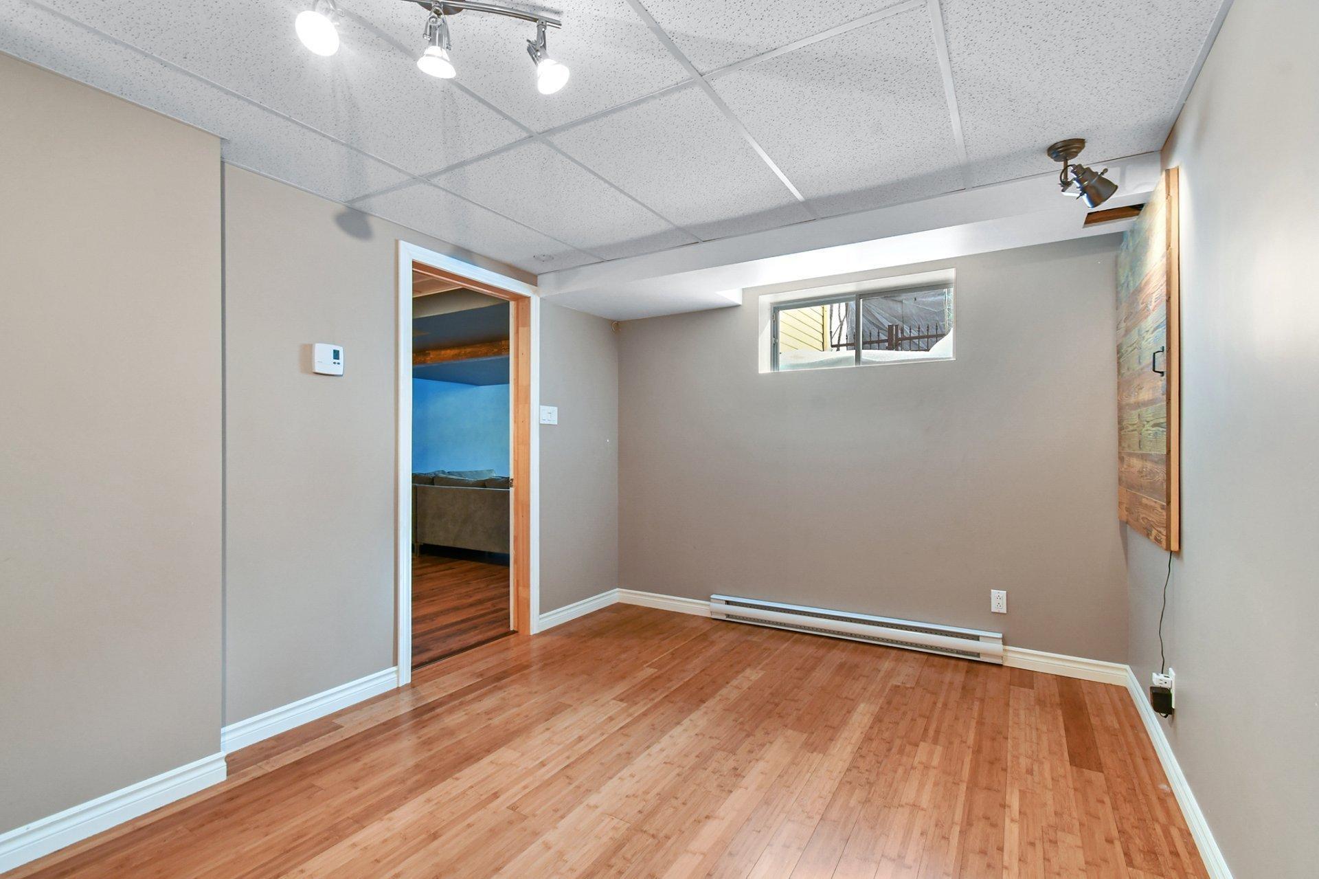 









381


Rue des Eaux-Vives

,
Saint-Jérôme,




QC
J7Y4N6

