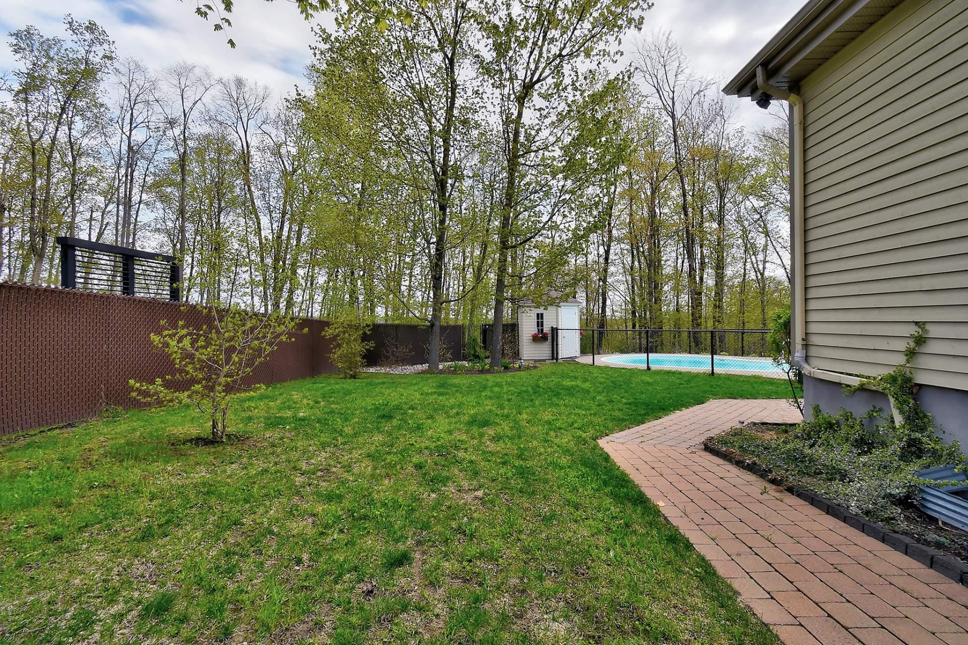 









381


Rue des Eaux-Vives

,
Saint-Jérôme,




QC
J7Y4N6

