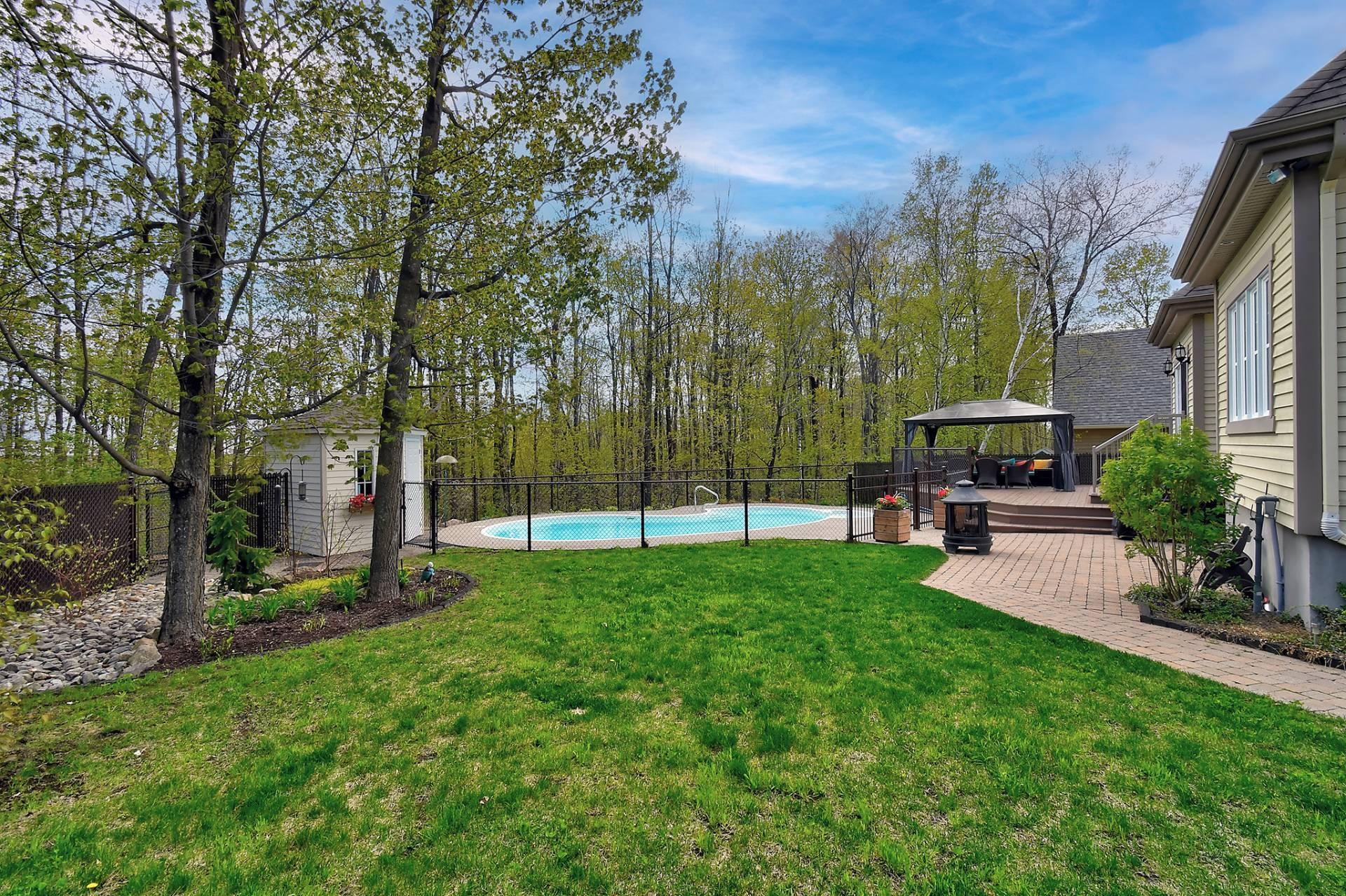 









381


Rue des Eaux-Vives

,
Saint-Jérôme,




QC
J7Y4N6

