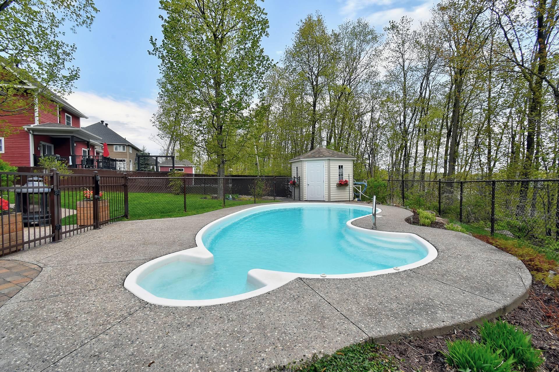 









381


Rue des Eaux-Vives

,
Saint-Jérôme,




QC
J7Y4N6

