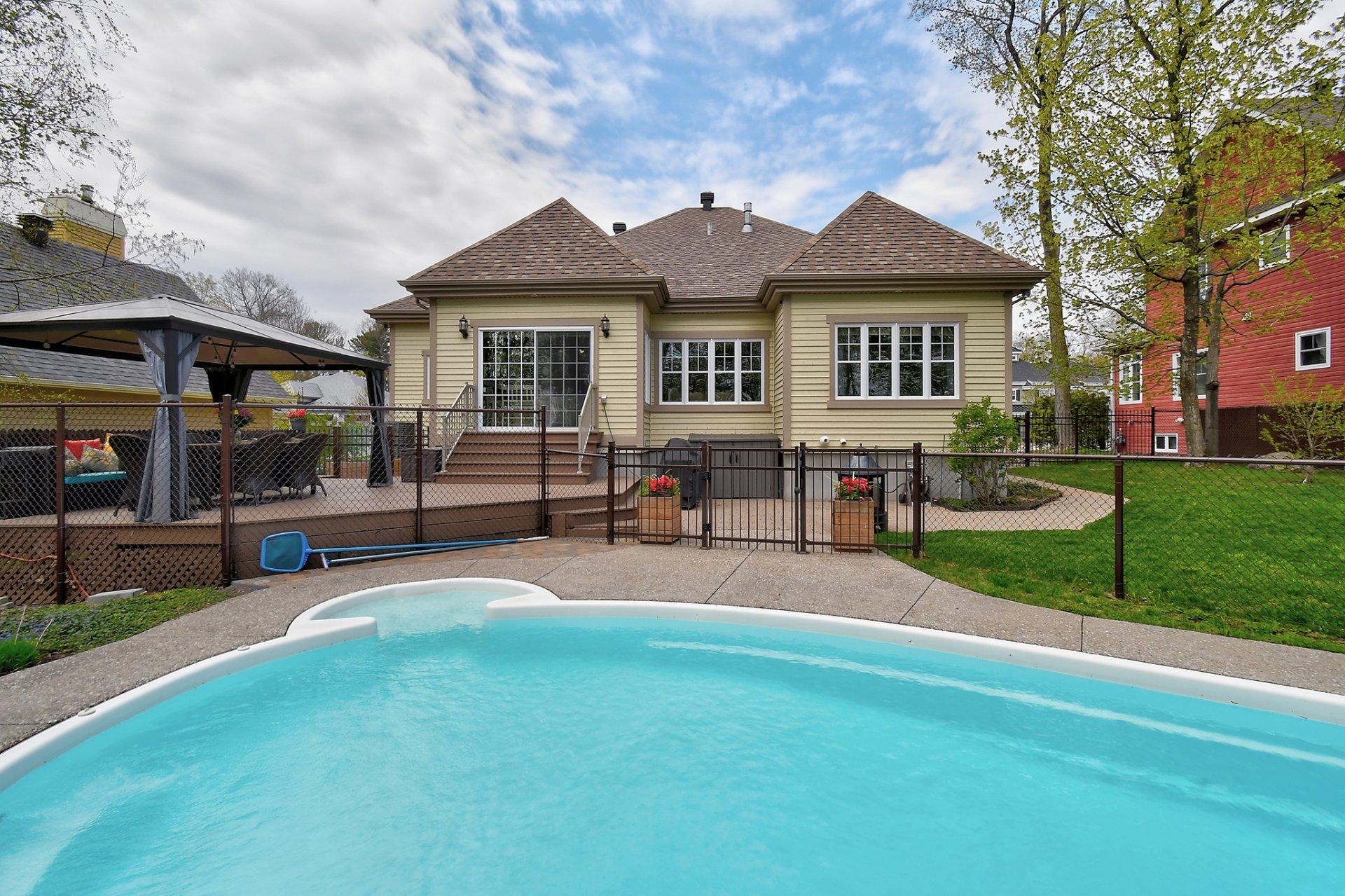 









381


Rue des Eaux-Vives

,
Saint-Jérôme,




QC
J7Y4N6

