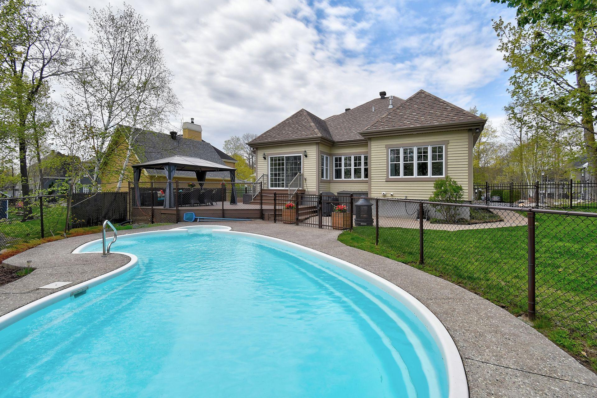 









381


Rue des Eaux-Vives

,
Saint-Jérôme,




QC
J7Y4N6

